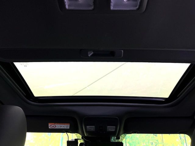 【サンルーフ】開放感たっぷりの希少装備、サンルーフが装着されています!車内に明かりを取り入れたり景色を楽しむ以外にも、車内の空気も簡単に換気できて快適です!