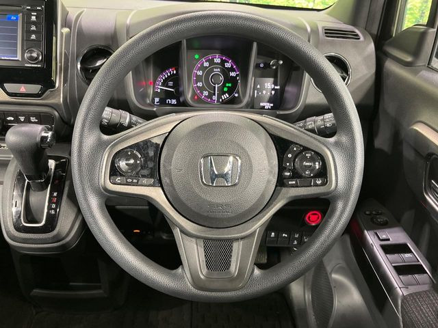 インテリアに合わせたデザインのステアリングは、運転される方のことも考え、運転しやすい形状、大きさです。是非一度、実際に触ってお確かめください。