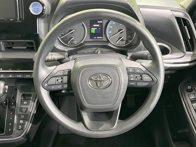 インテリアに合わせたデザインのステアリングは、運転される方のことも考え、運転しやすい形状、大きさです。是非一度、実際に触ってお確かめください。