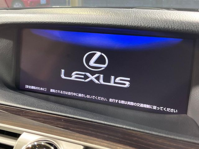【メーカー純正ナビ】インテリアに溶け込むスタイリッシュな「専用設計」メーカーナビを装備♪視認性や操作性など基本性能にも優れ、より上質なカーライフをお楽しみいただけます。