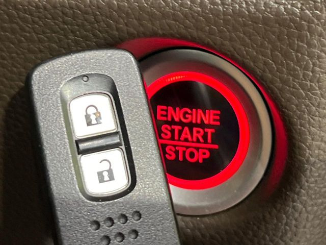 【Hondaスマートキー】カバンやポケットに入れたままでもドアの施錠・解錠が可能なスマートキーを装備。エンジンのオン・オフ時もカギを取り出す必要が無いからとっても便利です♪