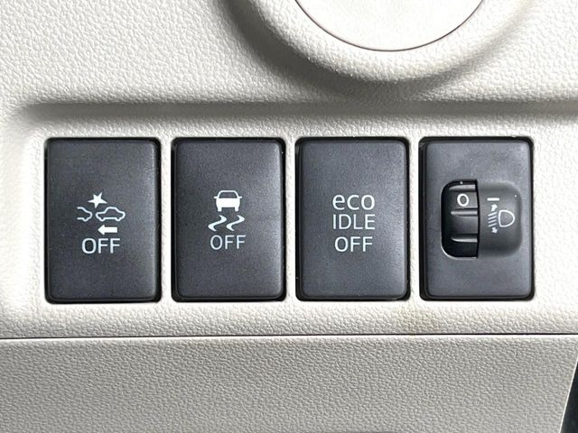 【スマートアシスト】走行中に前方の車両等を認識し、衝突しそうな時は警報とブレーキで衝突回避と被害軽減をアシスト。より安全にドライブをお楽しみいただけます。