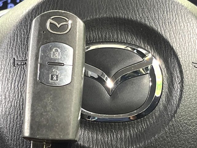 【アドバンストキー】カバンやポケットに入れたままでもドアの施錠・解錠が可能なスマートキーを装備。エンジンのオン・オフ時もカギを取り出す必要が無いからとっても便利です♪