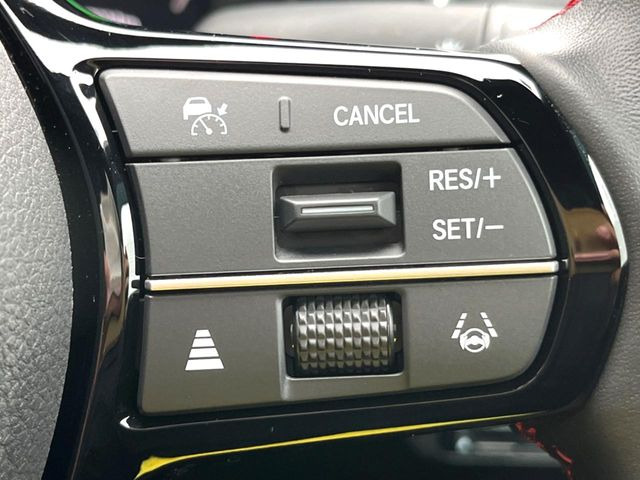 【アダプティブクルーズコントロール】高速道路での長距離走行が楽に!!自動で速度を保つクルーズコントロールが、衝突軽減システムと連携し、前方の車両を感知して車間を保つように速度調節してくれます!!