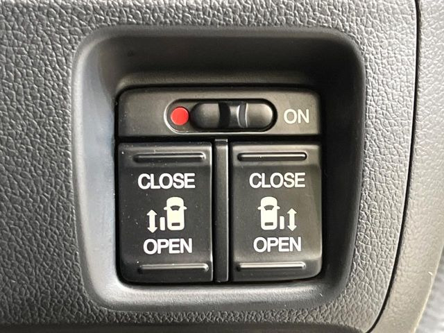 【両側パワースライドドア】スマートキーや運転席のスイッチで後席両側スライドドアの開閉が可能♪電動だから力を入れてドアを開ける必要が無く、小さなお子様でも簡単に開け閉めでき快適です♪