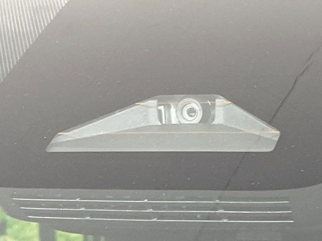 【トヨタセーフティセンス】走行中に前方の車両等を認識し、衝突しそうな時は警報とブレーキで衝突回避と被害軽減をアシスト。より安全にドライブをお楽しみいただけます。