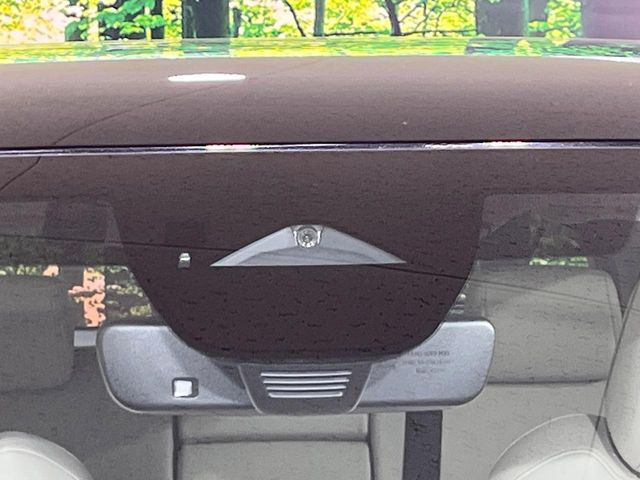 【i-ACTIVESENSE】走行中に前方の車両等を認識し、衝突しそうな時は警報とブレーキで衝突回避と被害軽減をアシスト。より安全にドライブをお楽しみいただけます。