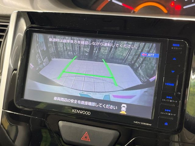 【バックカメラ】駐車時に後方がリアルタイム映像で確認できます。大型商業施設や立体駐車場での駐車時や、夜間のバック時に大活躍!運転スキルに関わらず、今や必須となった装備のひとつです!