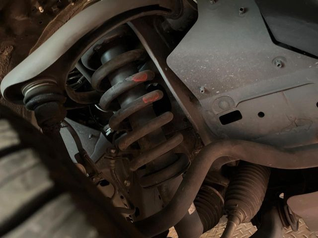 お車を安心してお乗りいただく為には、足回りの定期点検が欠かせません。サービスサポート(有償保証)では無料点検もご提供しており、安心のカーライフをお過ごしいただけるサポート体制が整っています。