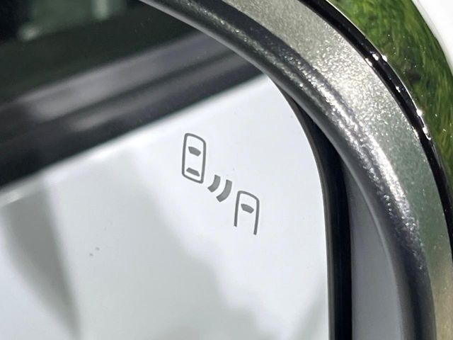 【ブラインドスポットワーニング】走行中、ドアミラーの死角になりやすい箇所に後続車が接近するとサイドミラー付近に警告を表示、ドライバーに注意喚起をしてくれます。