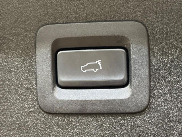 【パワーバックドア】スマートキーや運転席のボタンを押すだけでリアゲートが自動で開閉します!荷物を持っている時や、高い位置にあるバックドアを閉める際に便利な機能です♪
