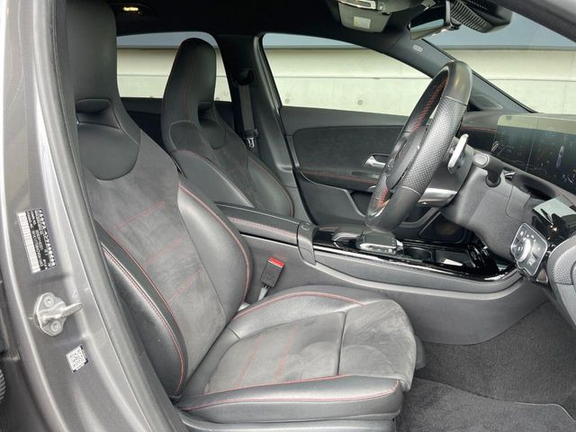 ●前席:ゆったりとしたドライバースペースで、長時間の運転でも快適にお過ごしいただけます。
