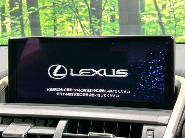 【メーカー純正10型ナビ】インテリアに溶け込むスタイリッシュな「専用設計」メーカーナビを装備♪視認性や操作性など基本性能にも優れ、より上質なカーライフをお楽しみいただけます。