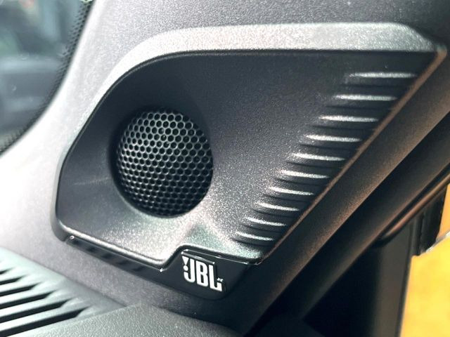 �yJBL�T�E���h�V�X�e���z���[�J�[�I�v�V�����̍��i�ʃT�E���h�V�X�e���𓋍ځB��p�̃`���[�j���O���{���ꂽ�召�l�X�ȃX�s�[�J�[����ǎ��ȃT�E���h���t�ł��A�Տꊴ���ӂ�鉹����Ԃ����o���܂��B