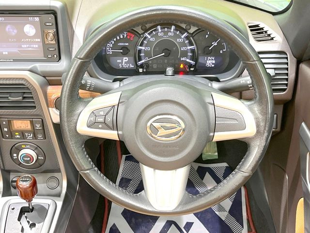 ステアリングも使用感が少なく、きれいな状態となっております♪
