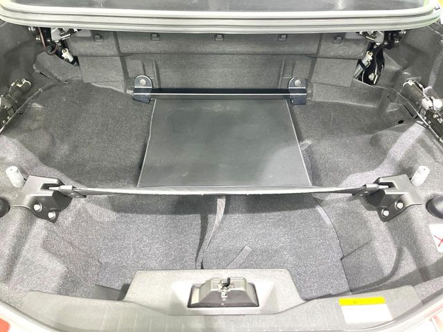 積み下ろしのしやすいデッキにはたっぷりと荷物を積み込んでいただけます。遊びから仕事まで、様々なシーンで頼れます♪