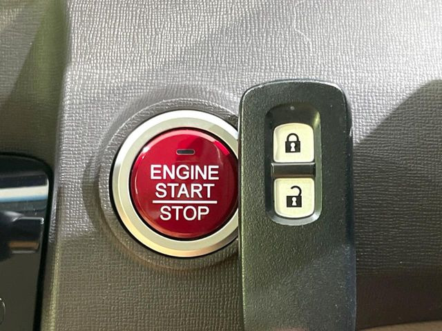 【Hondaスマートキー】カバンやポケットに入れたままでもドアの施錠・解錠が可能なスマートキーを装備。エンジンのオン・オフ時もカギを取り出す必要が無いからとっても便利です♪