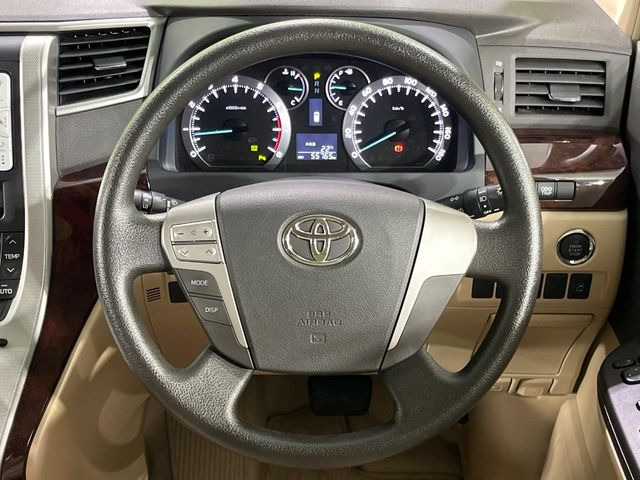 インテリアに合わせたデザインのステアリングは、運転される方のことも考え、運転しやすい形状、大きさです。是非一度、実際に触ってお確かめください。