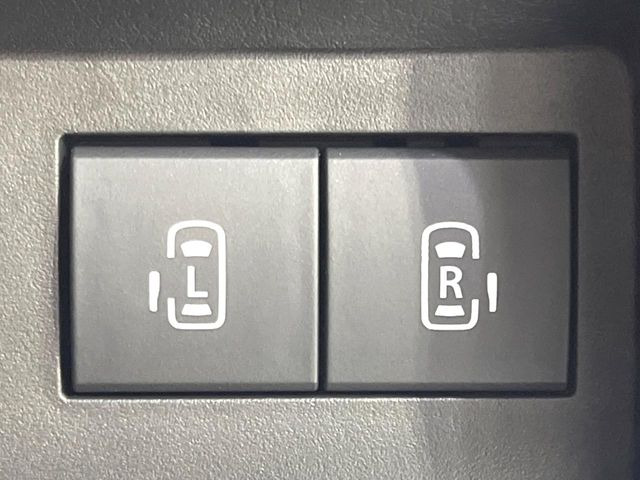 【両側パワースライドドア】スマートキーや運転席のスイッチで後席両側スライドドアの開閉が可能♪電動だから力を入れてドアを開ける必要が無く、小さなお子様でも簡単に開け閉めでき快適です♪