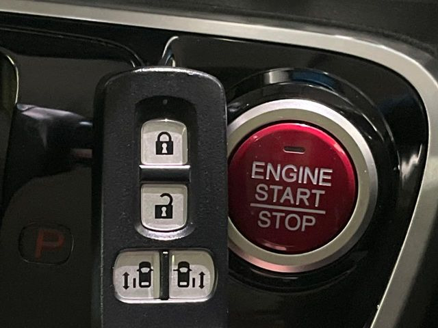 【Hondaスマートキー】カバンやポケットに入れたままでもドアの施錠・解錠が可能なスマートキーを装備。エンジンのオン・オフ時もカギを取り出す必要が無いからとっても便利です♪