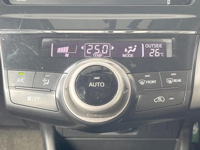 【オートエアコン】一度お好みの温度に設定すれば、車内の温度を検知し風量や温度を自動で調整。暑い&hellip;寒い&hellip;と何度もスイッチ操作をする必要はありません。快適な車内空間には必須の機能ですね♪