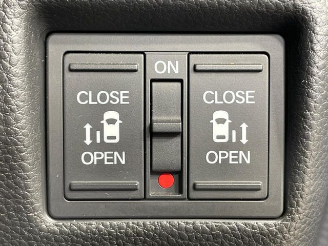 【両側パワースライドドア】スマートキーや運転席のスイッチで後席両側スライドドアの開閉が可能♪電動だから力を入れてドアを開ける必要が無く、小さなお子様でも簡単に開け閉めでき快適です♪