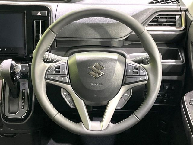 インテリアに合わせたデザインのステアリングは、運転される方のことも考え、運転しやすい形状、大きさです。是非一度、実際に触ってお確かめください。