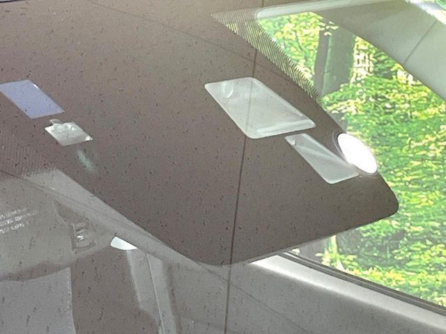【スマートシティブレーキサポート】低速走行中に前方の車両等を認識し、衝突しそうな時は警報とブレーキで衝突回避と被害軽減をアシスト。より安全にドライブをお楽しみいただけます。