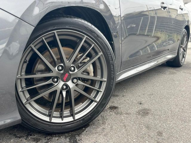 【純正オプションSTI18インチアルミホイール】純正オプションホイールを装着。走行性能の向上に加え、外観もよりスタイリッシュになっています。