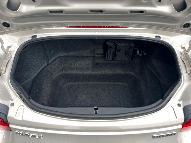 積み下ろしのしやすいデッキにはたっぷりと荷物を積み込んでいただけます。遊びから仕事まで、様々なシーンで頼れます♪
