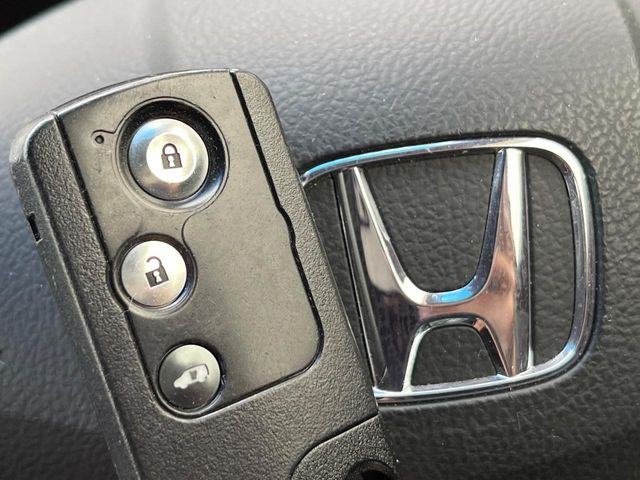 �yHonda�X�}�[�g�L�[�z�J�o����|�P�b�g�ɓ��ꂽ�܂܂ł��h�A�̎{���E�������\�ȃX�}�[�g�L�[�𑕔��B�G���W���̃I���E�I�t�����J�M�����o���K�v����������Ƃ��Ă��֗��ł���