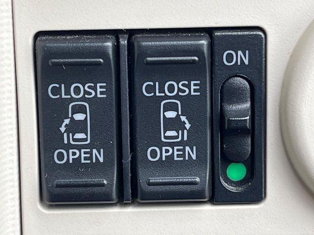 【両側パワースライドドア】スマートキーや運転席のスイッチで後席両側スライドドアの開閉が可能♪電動だから力を入れてドアを開ける必要が無く、小さなお子様でも簡単に開け閉めでき快適です♪