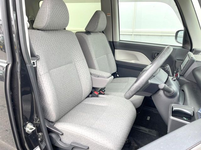 運転席シート廻りは使用感も少なく、良好な状態となっています。前オーナー様が丁寧に使っていたことがよくわかりますね。