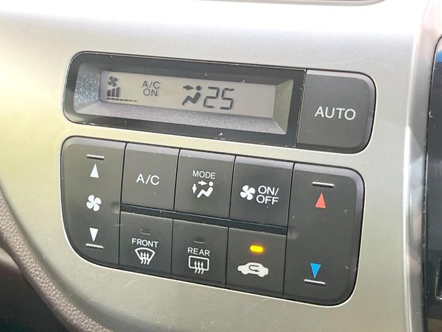 【オートエアコン】一度お好みの温度に設定すれば、車内の温度を検知し風量や温度を自動で調整。暑い&hellip;寒い&hellip;と何度もスイッチ操作をする必要はありません。快適な車内空間には必須の機能ですね♪