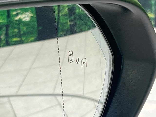 【ブラインドスポットモニター】走行中、ドアミラーの死角になりやすい箇所に後続車が接近するとサイドミラーのレンズに警告を表示!ドライバーに注意喚起をしてくれます。