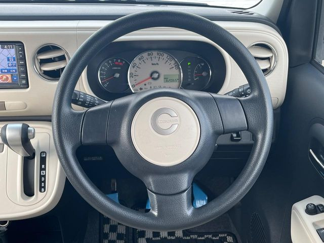 インテリアに合わせたデザインのステアリングは、運転される方のことも考え、運転しやすい形状、大きさです。是非一度、実際に触ってお確かめください。