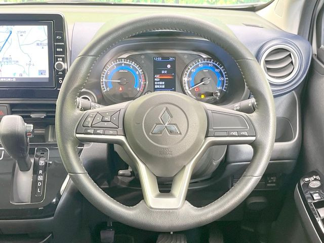 �C���e���A�ɍ��킹���f�U�C���̃X�e�A�����O�́A�^�]�������̂��Ƃ��l���A�^�]���₷���`��A�傫���ł��B�����x�A���ۂɐG���Ă��m���߂��������B