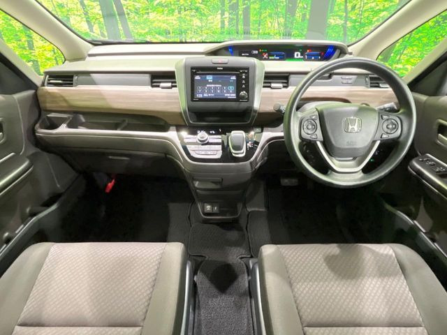 インテリアに合わせたデザインのステアリングは、運転される方のことも考え、運転しやすい形状、大きさです。是非一度、実際に触ってお確かめください。