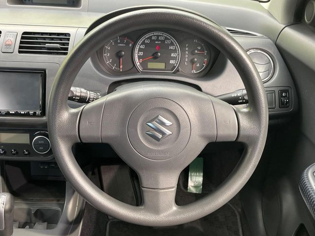 �C���e���A�ɍ��킹���f�U�C���̃X�e�A�����O�́A�^�]�������̂��Ƃ��l���A�^�]���₷���`��A�傫���ł��B�����x�A���ۂɐG���Ă��m���߂��������B