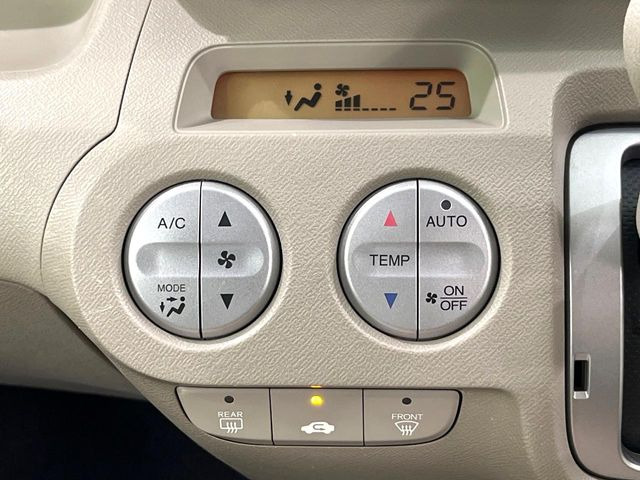 【オートエアコン】一度お好みの温度に設定すれば、車内の温度を検知し風量や温度を自動で調整。暑い&hellip;寒い&hellip;と何度もスイッチ操作をする必要はありません。快適な車内空間には必須の機能ですね♪