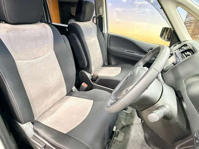 運転席も広々としており運転しやすい環境を実現しています☆