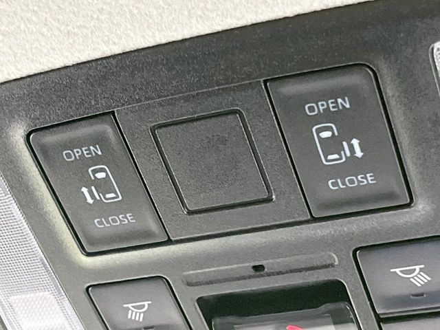 【両側パワースライドドア】スマートキーや運転席のスイッチで後席両側スライドドアの開閉が可能♪電動だから力を入れてドアを開ける必要が無く、小さなお子様でも簡単に開け閉めでき快適です♪