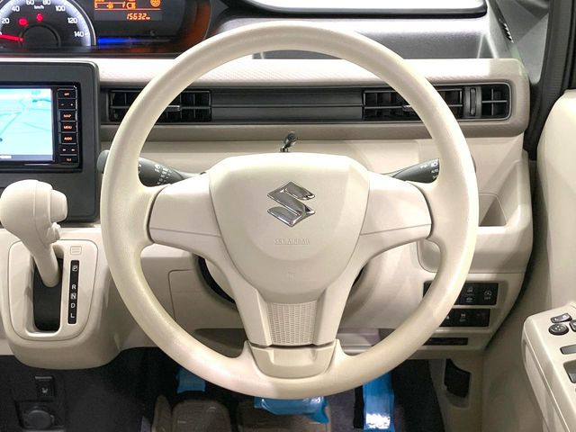 �C���e���A�ɍ��킹���f�U�C���̃X�e�A�����O�́A�^�]�������̂��Ƃ��l���A�^�]���₷���`��A�傫���ł��B�����x�A���ۂɐG���Ă��m���߂��������B