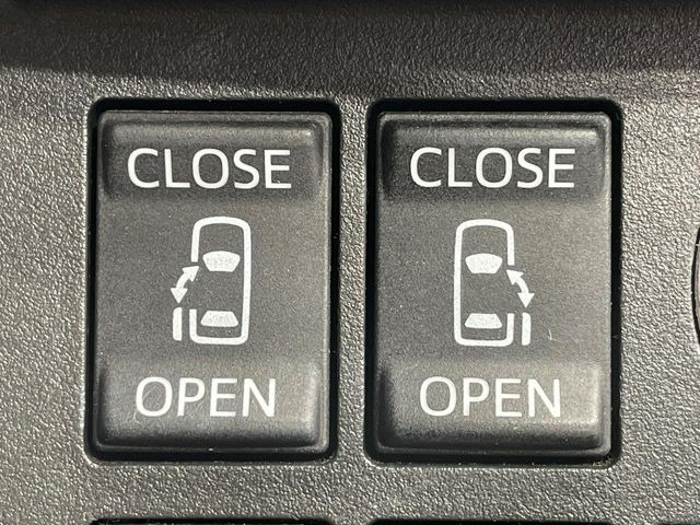 【両側パワースライドドア】スマートキーや運転席のスイッチで後席両側スライドドアの開閉が可能♪電動だから力を入れてドアを開ける必要が無く、小さなお子様でも簡単に開け閉めでき快適です♪