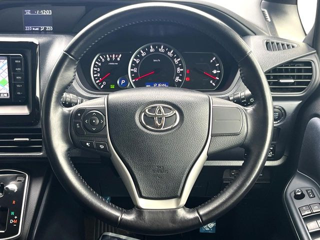 インテリアに合わせたデザインのステアリングは、運転される方のことも考え、運転しやすい形状、大きさです。是非一度、実際に触ってお確かめください。