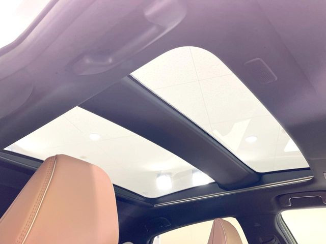 【パノラマルーフ】大型のガラスルーフ搭載で車内の解放感が一気にアップ!開放的なドライブをお楽しみいただけます。