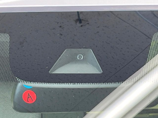 【ホンダセンシング】走行中に前方の車両等を認識し、衝突しそうな時は警報とブレーキで衝突回避と被害軽減をアシスト。より安全にドライブをお楽しみいただけます。
