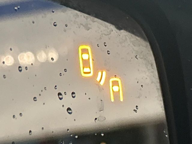 【リヤビークルディティクション】走行中、ドアミラーの死角になりやすい箇所に後続車が接近するとサイドミラー付近に警告を表示、ドライバーに注意喚起と、万一の際はハンドル操作をアシストをします。