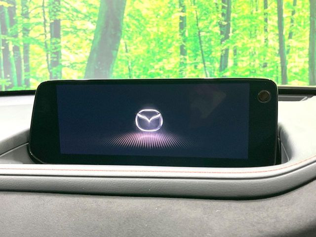 【10.25インチマツダコネクト】車内の雰囲気にマッチした大型ディスプレイ。スマホ接続でのナビ使用やBluetooth再生等、様々な機能が楽しめます。直感的なダイヤル操作が可能で、使い勝手も良好です。