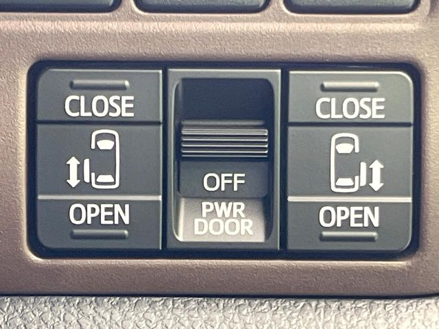 【両側スライドドア】駐車場で隣の車との間隔が狭く乗りにくい時、スライドドアなら安心!ドアオープン時も幅を取らず、開口部が広いので乗り降りがとっても簡単です。大きな荷物の出し入れも後席から可能♪